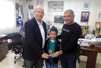  الرملة: رئيس البلدية يستضيف الطالب عبد الحميد ابو لبن الفائز في مسابقة اللغة الانجليزية